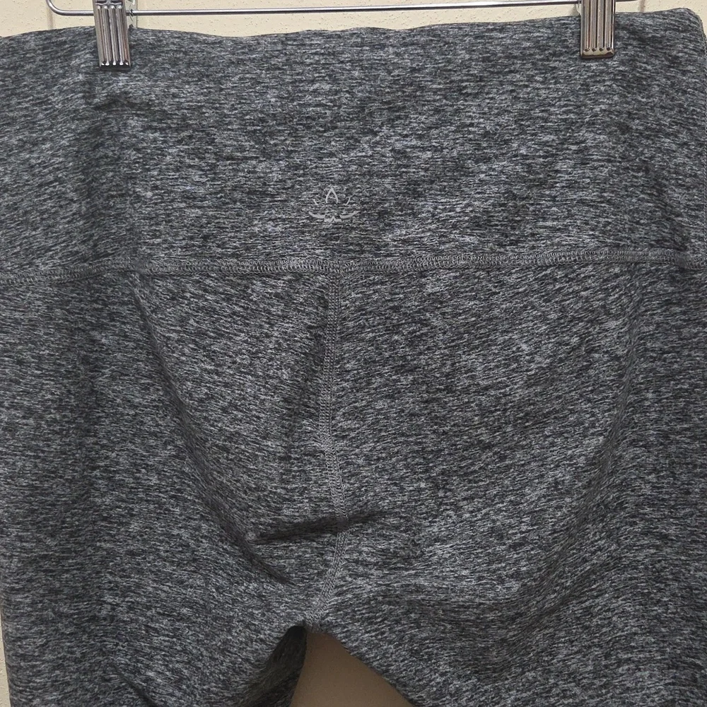 Beyond Yoga Heather Grey High Waisted Cropped Capri Leggings Size 1X - Picture 8 of 12